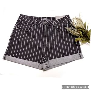 Hot Topic Black & White Denim Mom Shorts Size 13